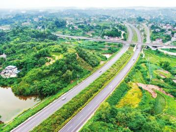 　　绵泸高铁、泸永高速和泸县农村公路同框。 熊磊 摄