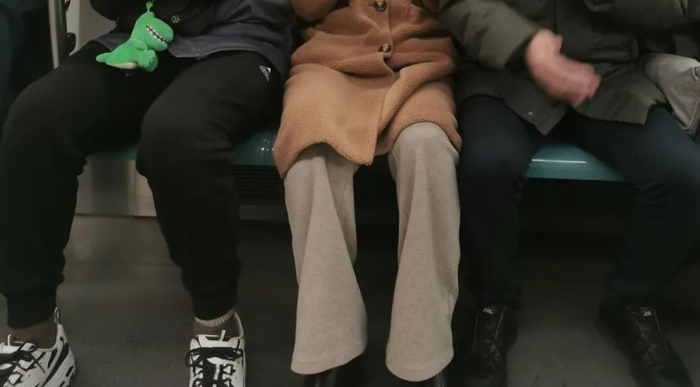 某天在地铁上的随手拍。图片来源：编辑拍摄