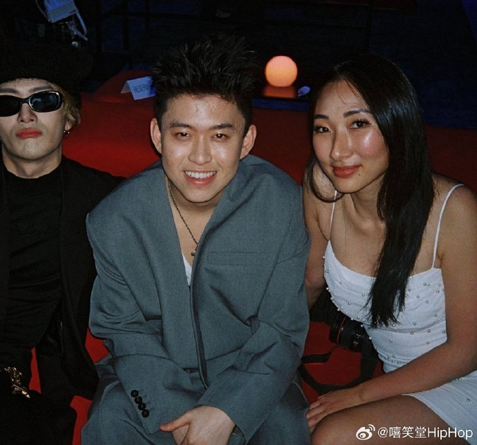 换新女朋友了!rich brian和新女友同框!|新女友_新浪新闻