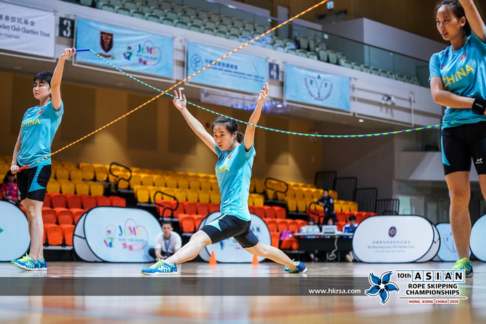2019年亚洲跳绳锦标赛上，中国运动员参加花样项目三人交互绳比赛。  受访者供图