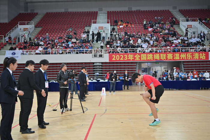 竞速赛时，虽然场边或多或少会有一些外在干扰，但裁判员都能保持高度集中的状态。  受访者供图