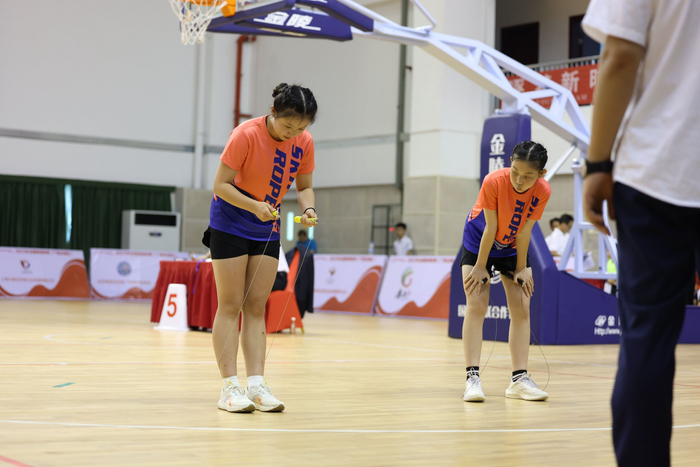 竞速类跳绳的最佳运动姿势为屈髋式，保证绳子处于最短位置。  受访者供图