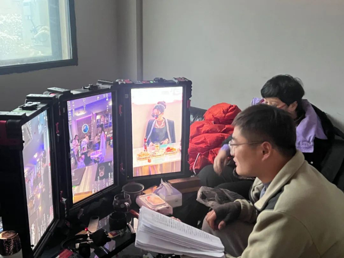 导演张猛在工作中