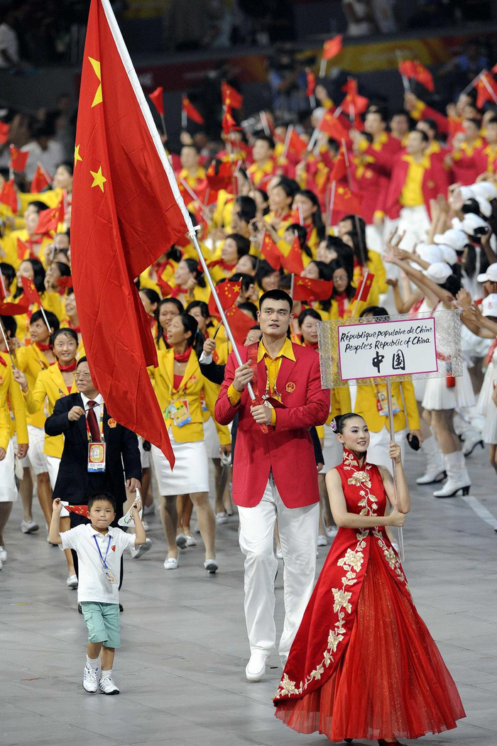 在北京奥运会开幕式上,小林浩和篮球远动员姚明共同带领中国代表队