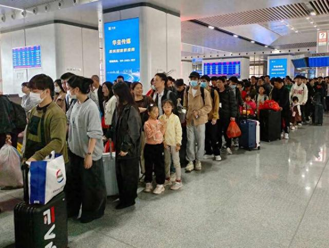 准备检票进站的旅客。邹瑜霞/摄