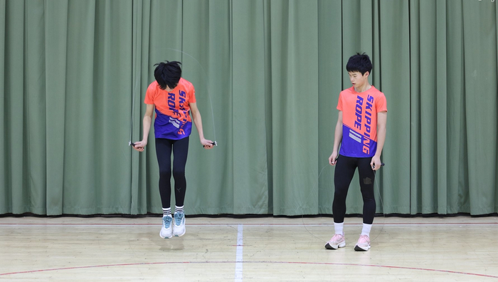 2×30秒双摇接力。  全国跳绳推广委员会供图
