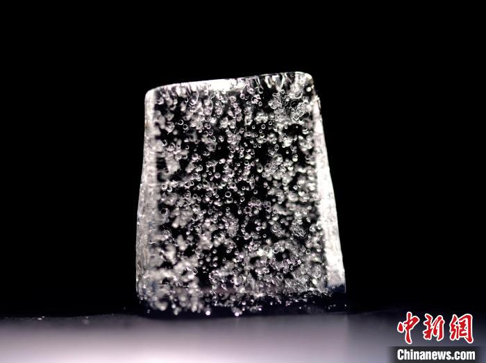 科学家钻入1000深的冰川底部,意外发现了远古生命...