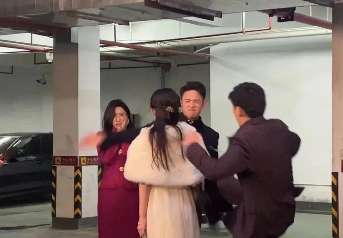 演员们在地下车库拍摄