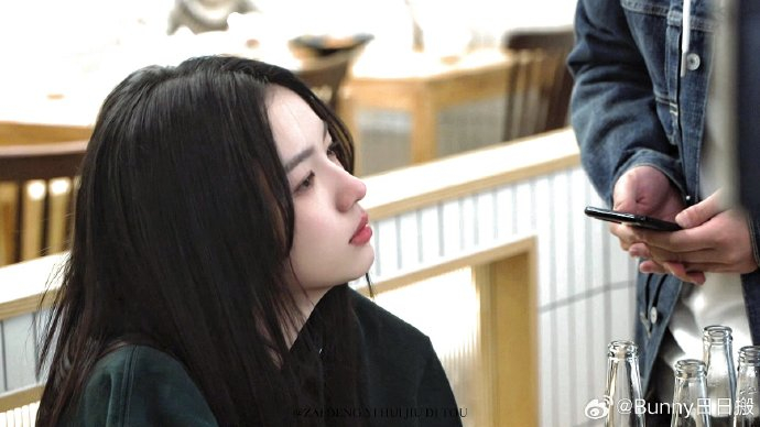 周也 花絮比正片还美 这个骨相和侧脸好绝