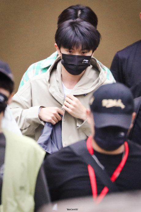 马嘉祺今日份我的岛录制路透,顺毛乖乖模样发型连帽外套穿搭,完美理想