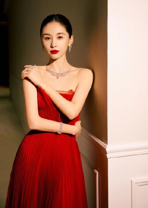 王子文这次参加活动的造型好美,一身抹胸红裙好高雅……|王子文_新浪