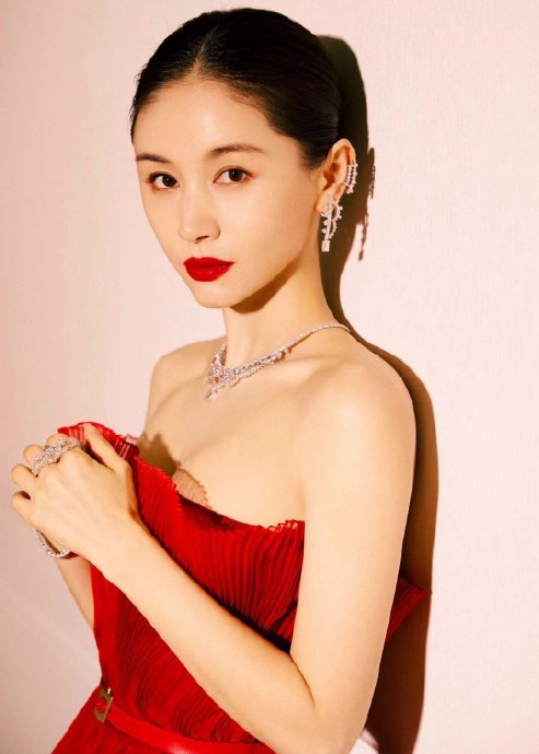 王子文这次参加活动的造型好美,一身抹胸红裙好高雅……|王子文_新浪