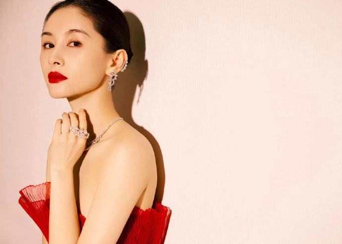 谁还没看王子文的这组照片,真的好闪耀的美貌好惊人的脸……|王子文