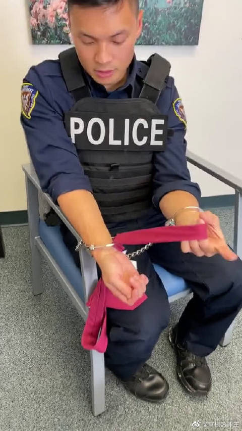 老外警查示范怎么解脱手镯但这个需要铐的宽松才行吧