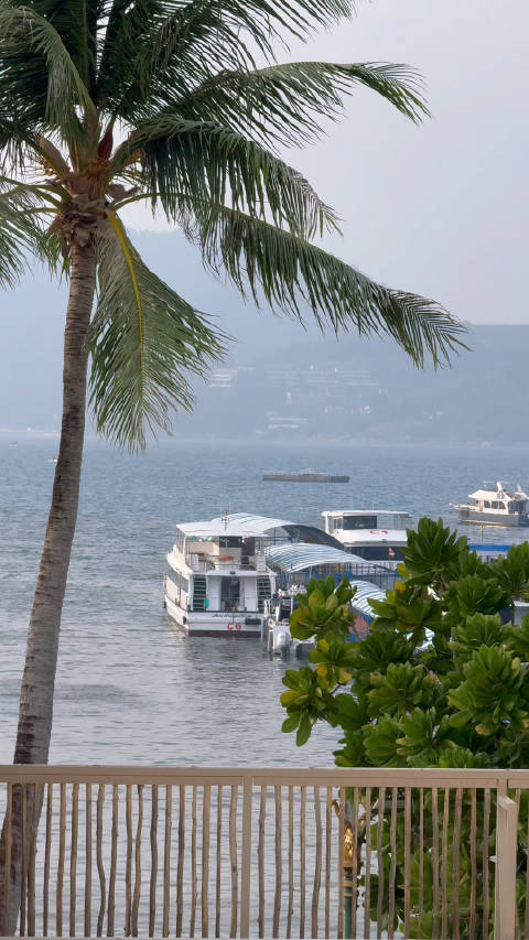 工作太多太杂花一个小时坐在普吉海滩边发个呆浪费一下时间