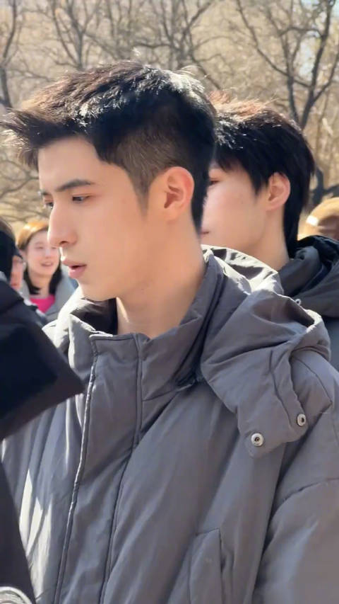 今年艺考北电终试现场帅哥美女好像多起来了