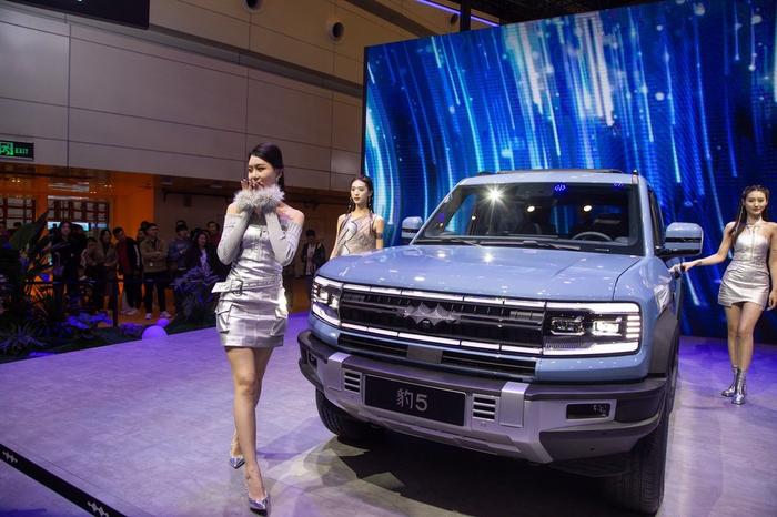 2023年11月，郑州国际车展，图为车模展示比亚迪旗下方程豹汽车豹5/IC Photo