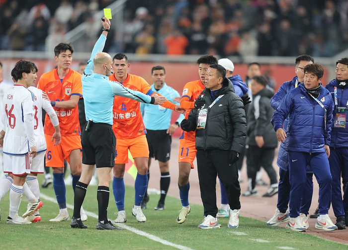 本场比赛的约旦主裁判引发了巨大争议。