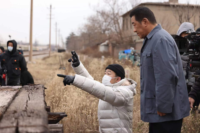 《南来北往》导演刘璋牧（前左）刘璋牧与丁勇岱在片场
