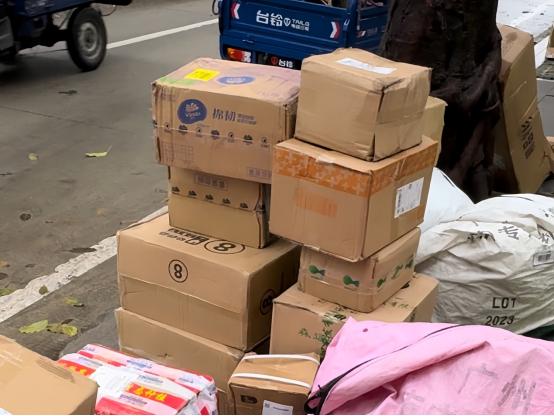 快递小哥忙不过来