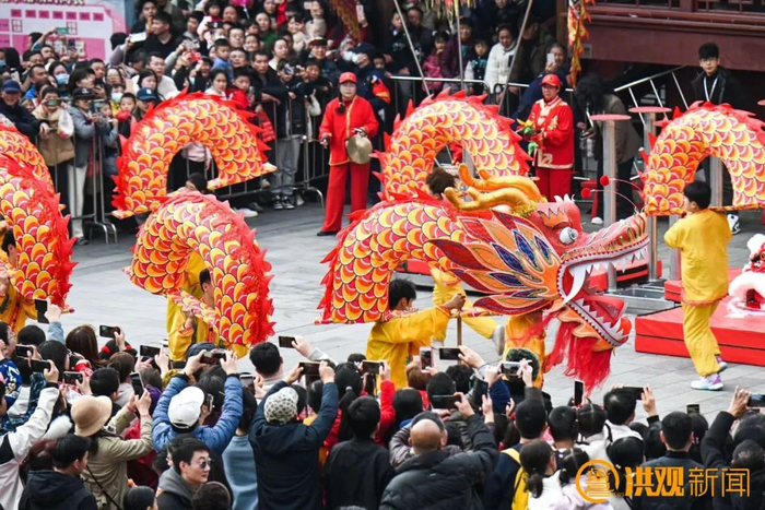 市民游客在万寿宫历史文化街区感受年味