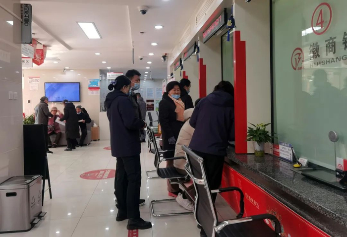 〓2023年12月22日，安徽六安，市民在排队办理存款业务/图源：视觉中国