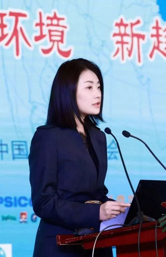 宗馥莉,"接棒"后首亮相|宗馥莉|娃哈哈|饮料行业_新浪新闻