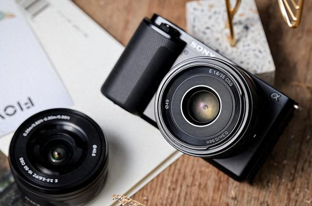 aps-c画幅无反相机,vlog无反相机,采用了与a6400同款的2420万有效像素