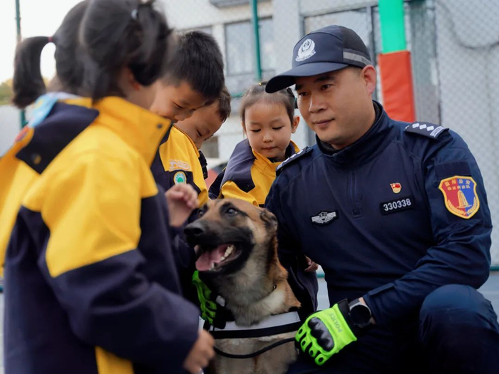 39岁的余杭人黄方杰在杭州市公安局余杭区分局从事十多年辅警工作.