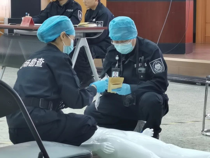 这位女法医,跟你想象的不太一样……|李燕_新浪新闻