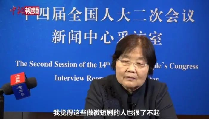 全国人大代表、山东电影电视剧制作中心原艺术副总监赵冬苓谈微短剧。图源中新视频