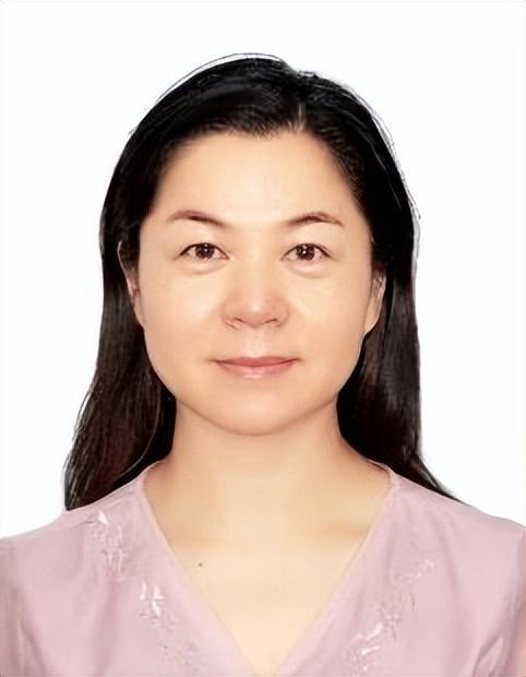 许静,女,中共党员,大学本科.