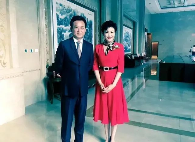 连登3届春晚,被称为中国主持第一人,如今64岁未婚