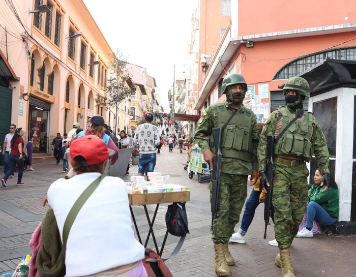 〓当地时间2024年2月1日，厄瓜多尔，警察和士兵在杜兰附近进行联合行动/图源：视觉中国