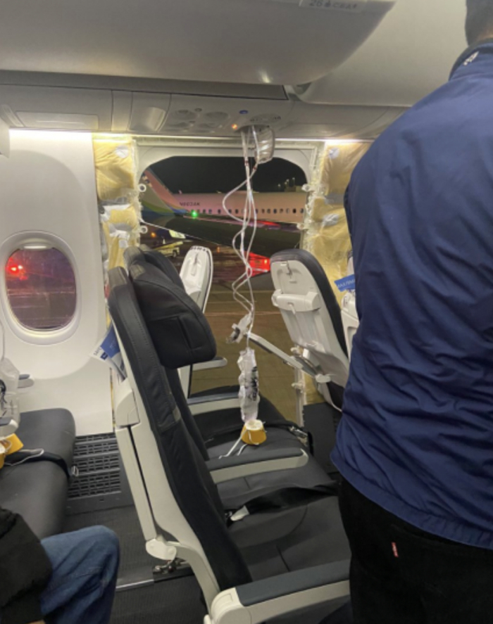 "波音飞机掉舱门"事件遭集体索赔后,再被三名乘客索赔10亿美元