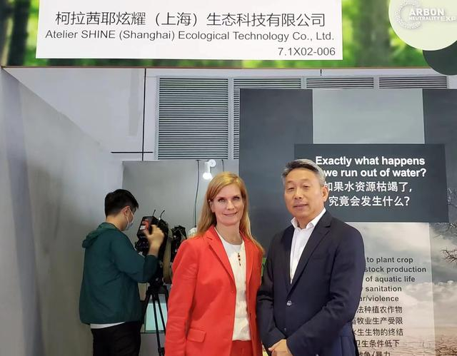 Sophia和她的合伙人参加一个可持续发展的展会。 图片来源：Sophia