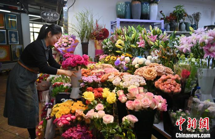 店家在摆放鲜花.张瑶 摄市民在挑选鲜花.张瑶 摄市民在挑选鲜花.