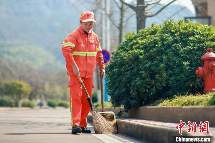 "三八"妇女节前夕 环卫工人穿越千年时光邂逅马面裙__财经头条