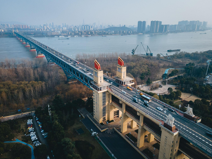 南京长江大桥铁路桥面首次进行大机清筛|南京市|道床|铁路_新浪新闻