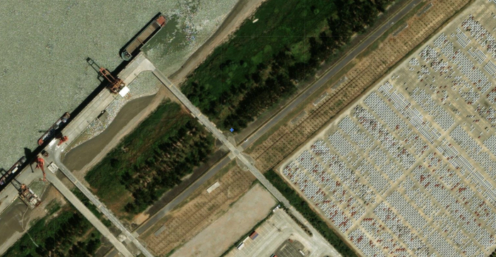 右边密密麻麻的，全是汽车