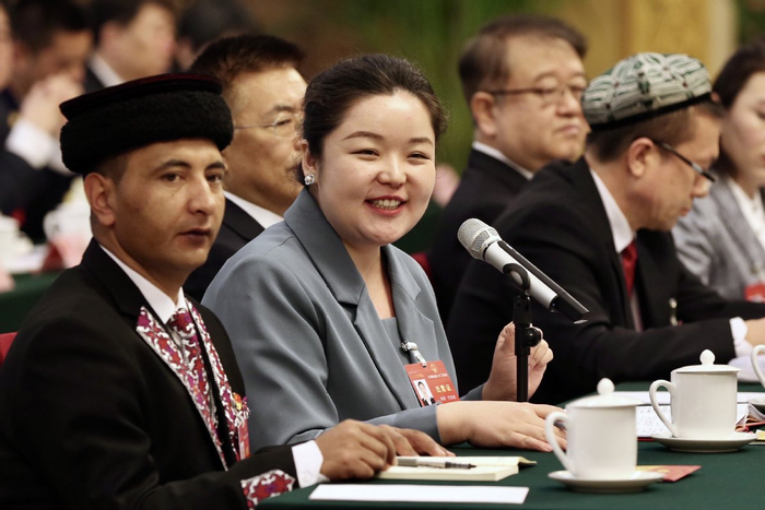 新疆代表团举行开放团组会议|新疆|团组|代表团_新浪新闻