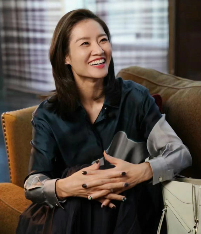 42岁李娜近照,儿女双全,退役后美了许多,身家过亿不愁工作|李娜_新浪