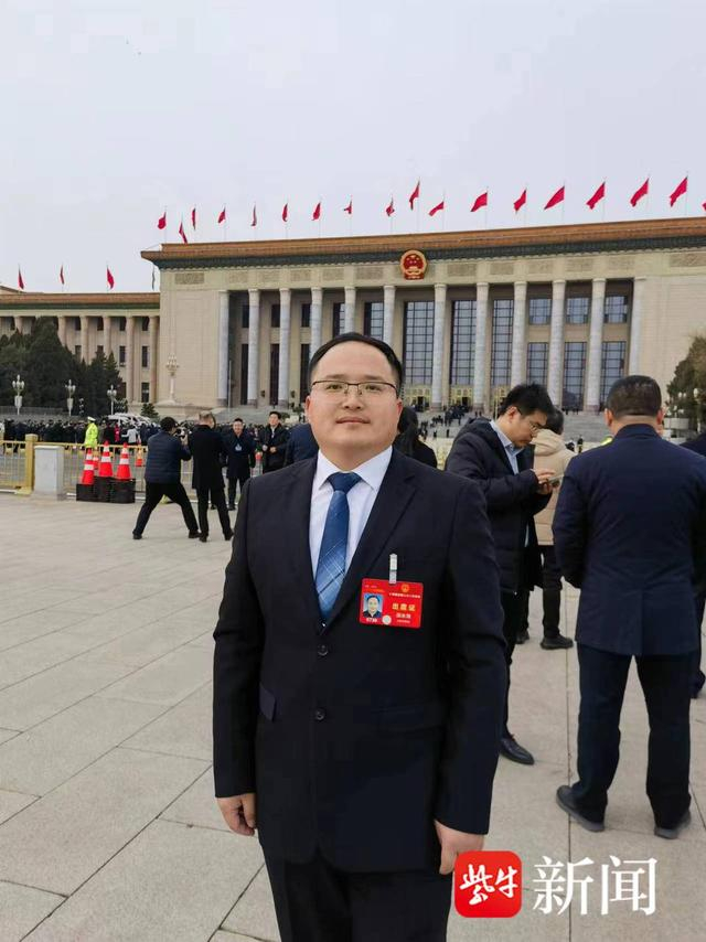 今年40岁的邵永海代表是领胜城科技(江苏)有限公司生产技术部领班