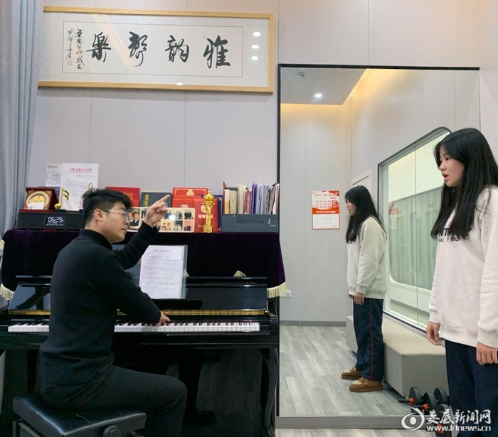 艺术学校校长办公室,于全哉,张婷婷和该校师生代表在研讨如何把国家
