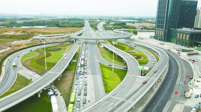 十年来,北京,天津,河北三地携手在交通,生态,产业,公共服务等重点领域