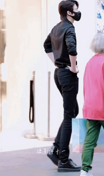 刘宇宁好长的腿 是演员界在逃模特是吧|刘宇宁_新浪新闻