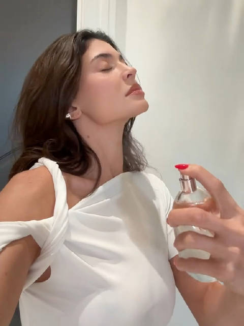 kyliejenner今日tiktok更新香水cosmic相关7706