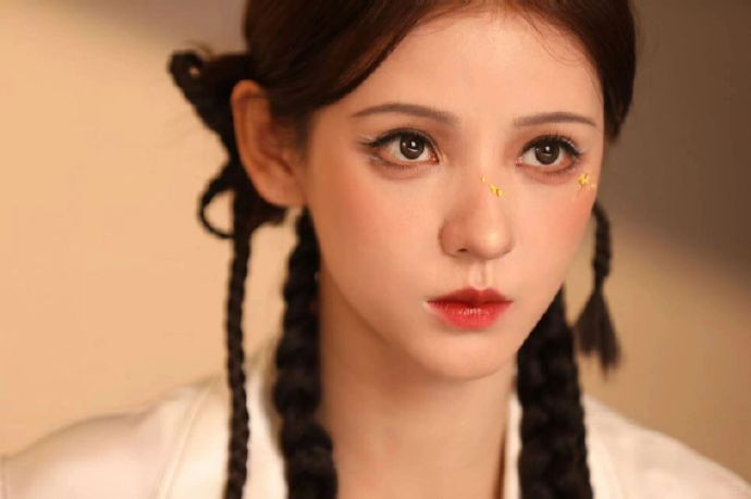 你觉得眼睛最好看的浓颜系大美女是谁|迪丽热巴_新浪新闻