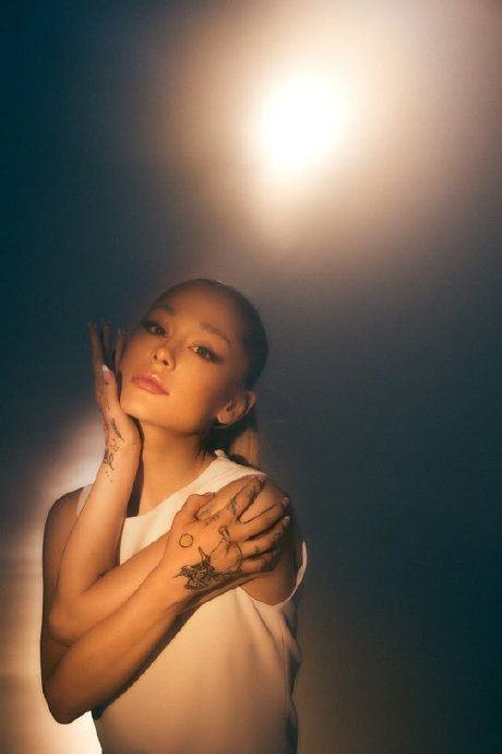 it too," 她低吟着,声音氛围惊人地让人想起 timbaland 和 missy ell