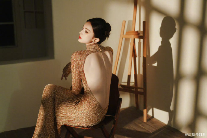 娜扎晒鎏金礼服写真,背部曲线好流畅好优越,气质满分99!